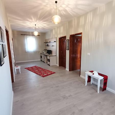 Leatis Apartment Durres Bagian luar foto