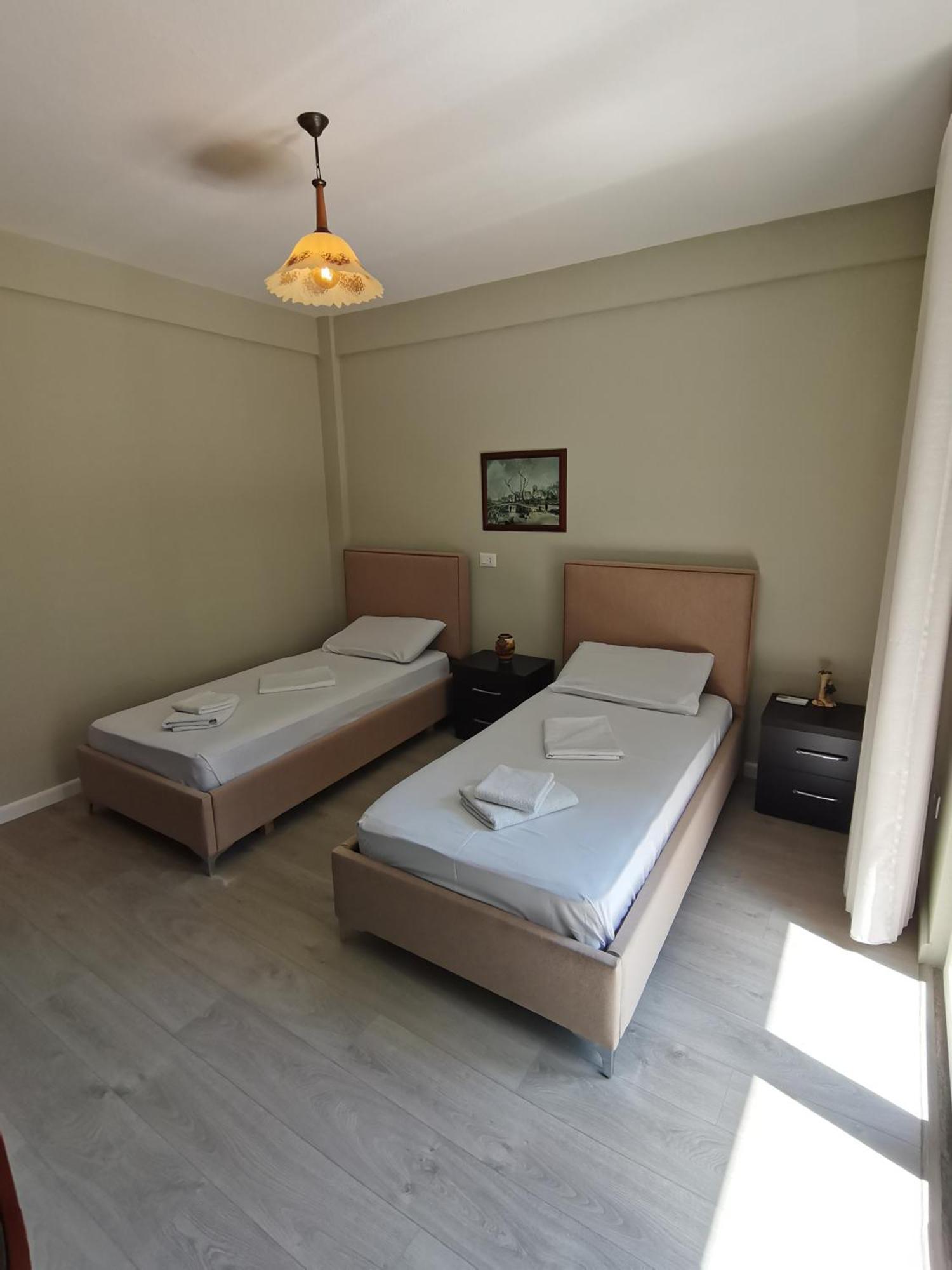 Leatis Apartment Durres Bagian luar foto