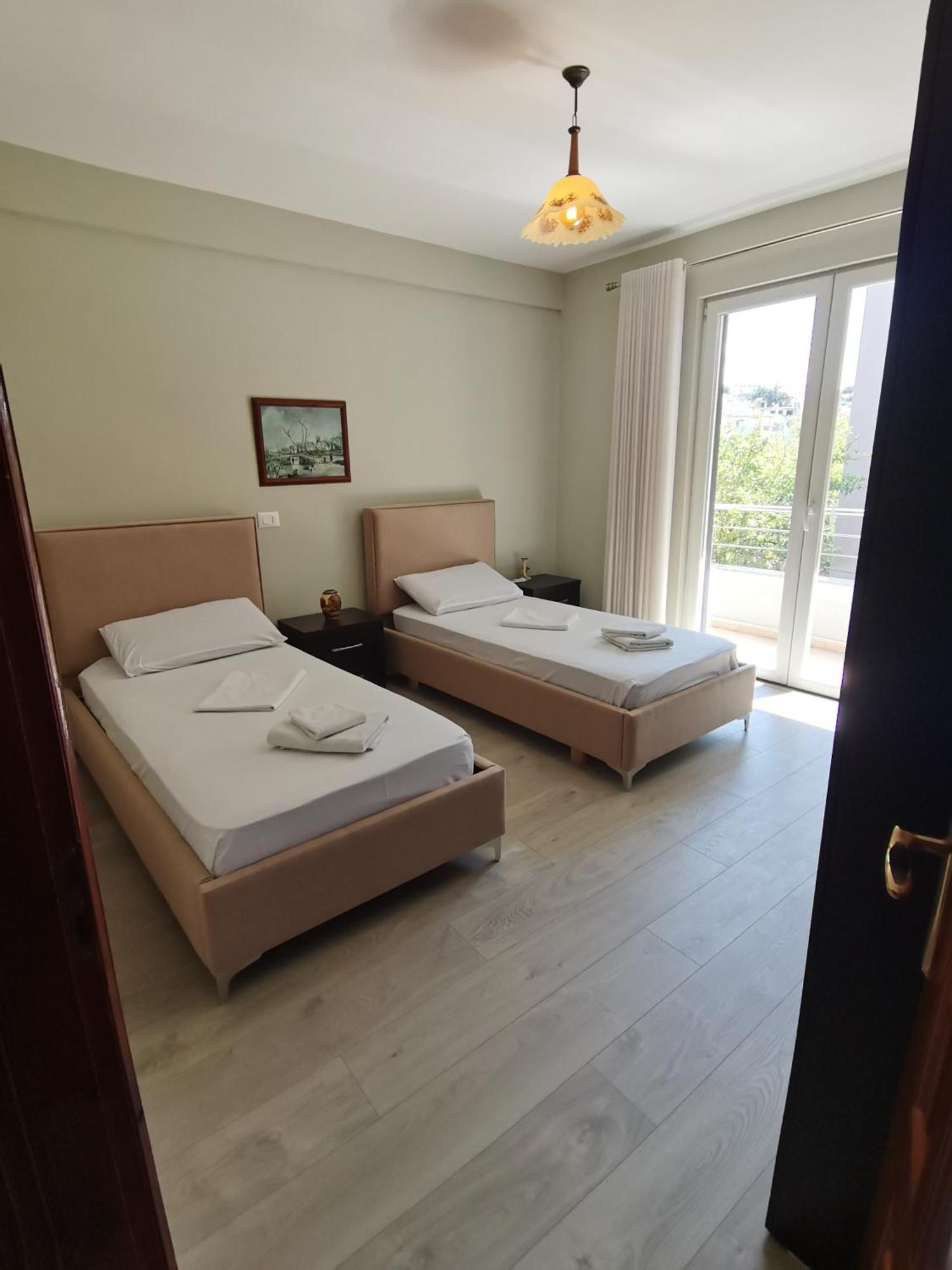 Leatis Apartment Durres Bagian luar foto