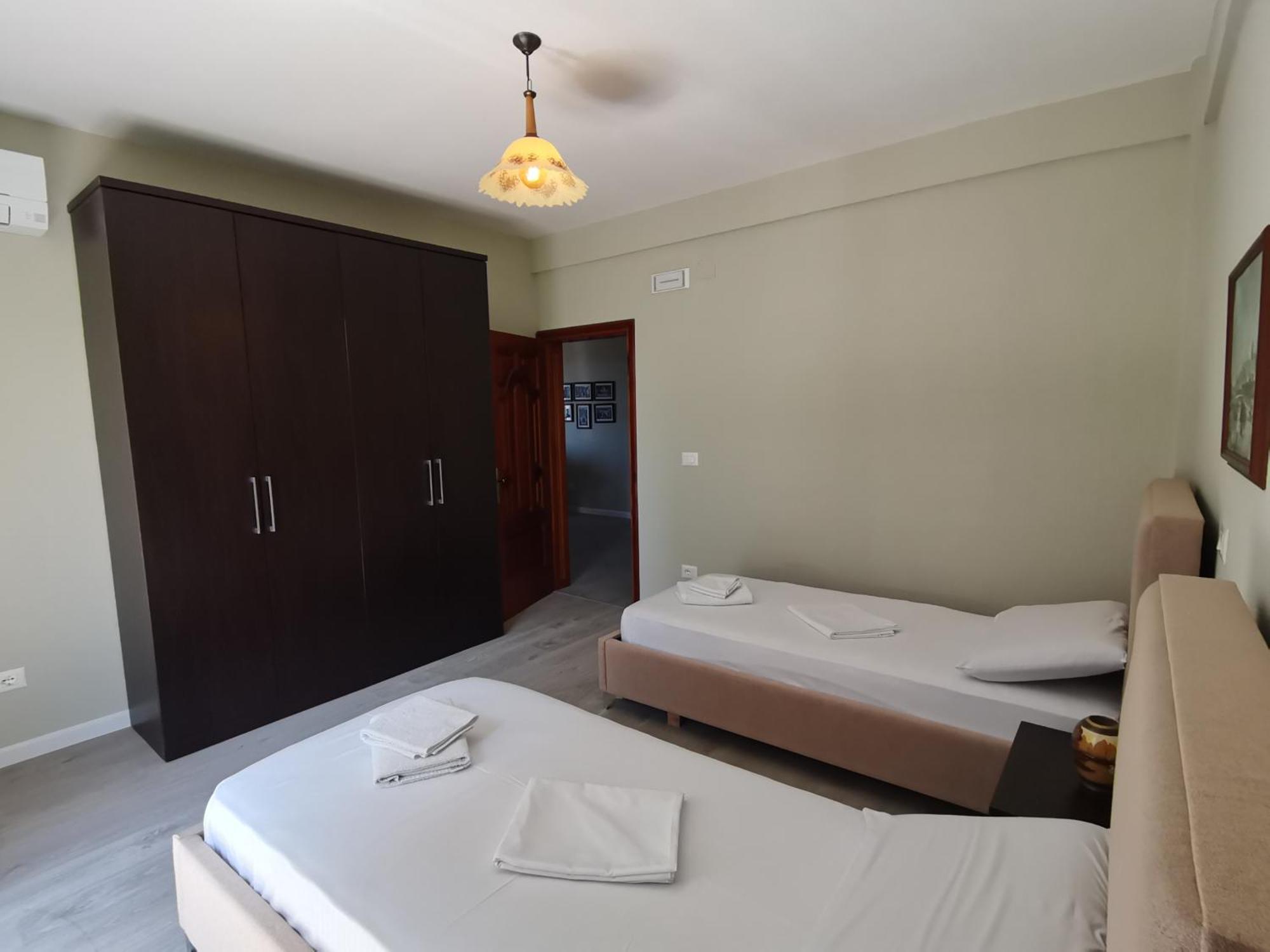 Leatis Apartment Durres Bagian luar foto